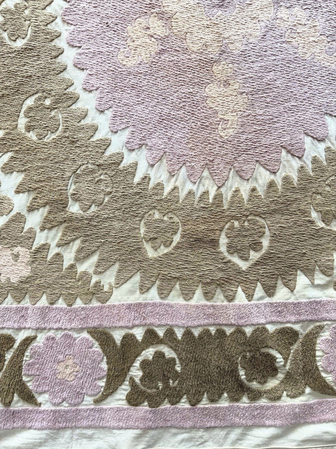 Met de hand geborduurd suzani wanddecoratie in neutrale beige tinten 145 x 159 cm photo for sale