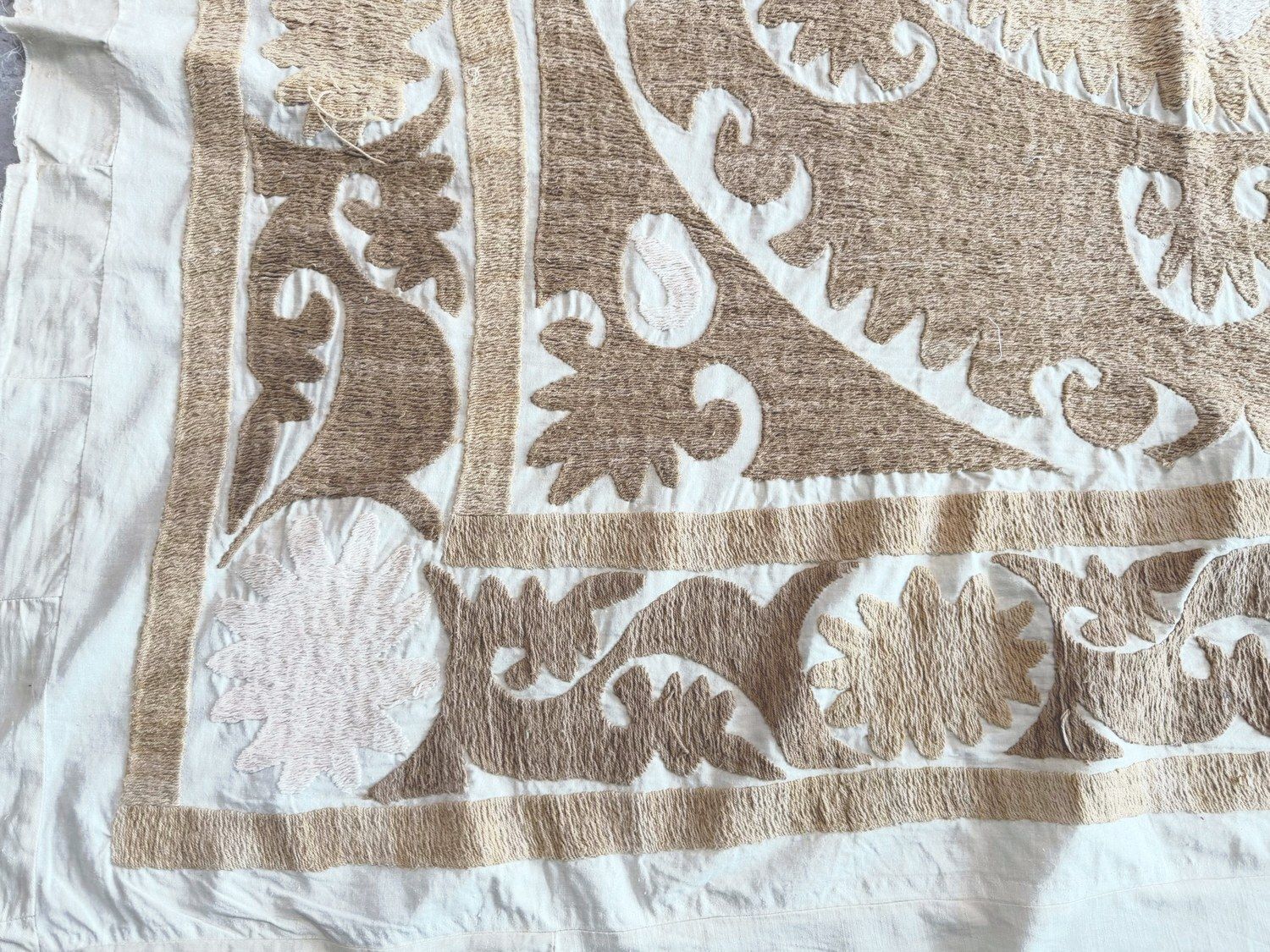 Suzani Wall Decor — Neutral Tan Uzbek Tablecloth 150 X 154 Cm photo Textiel