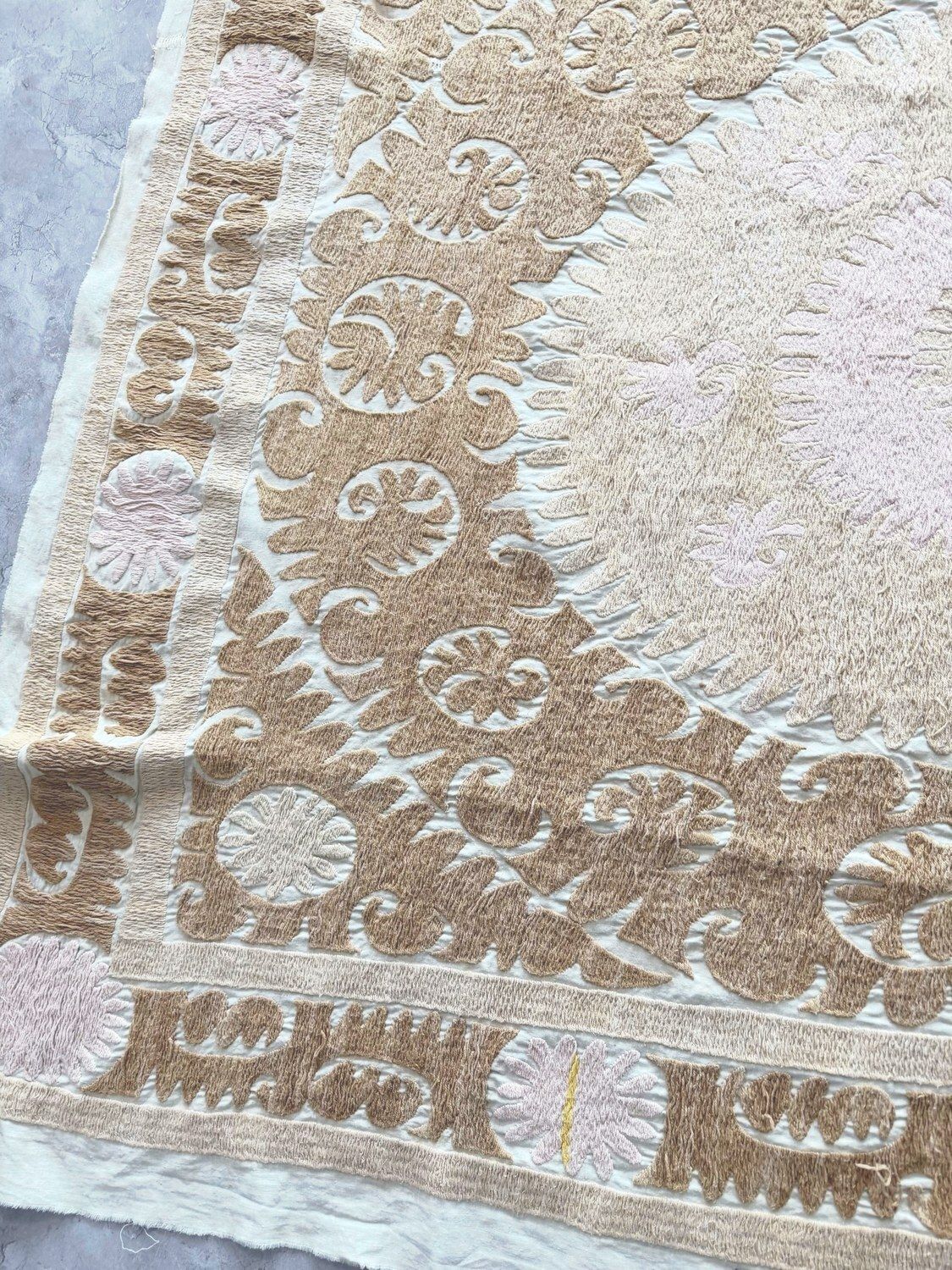 Nappe suzani d'Asie centrale, textile mid-century, 150 x 156 cm photo Textiles