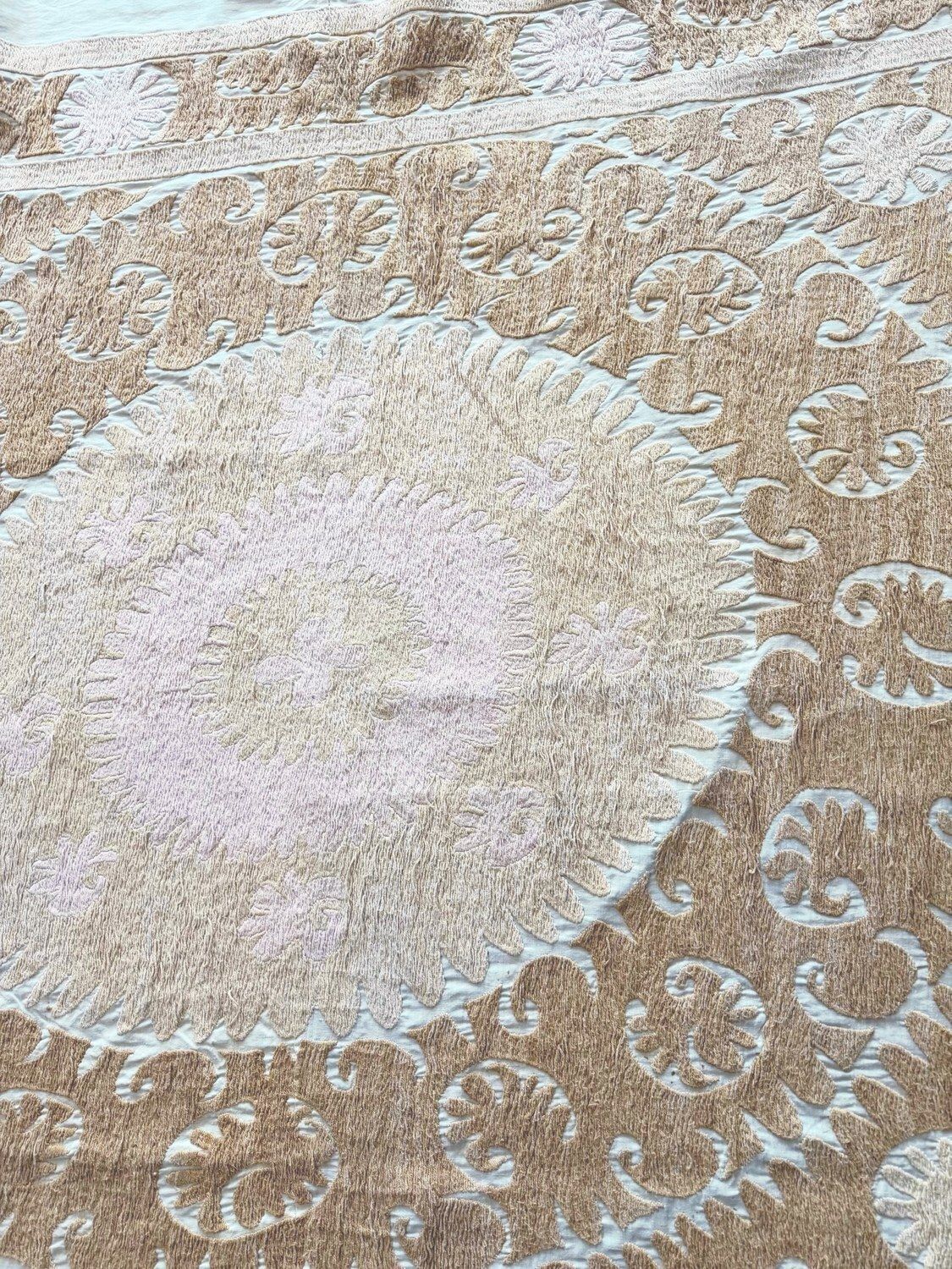 Nappe suzani d'Asie centrale, textile mid-century, 150 x 156 cm photo vinterior