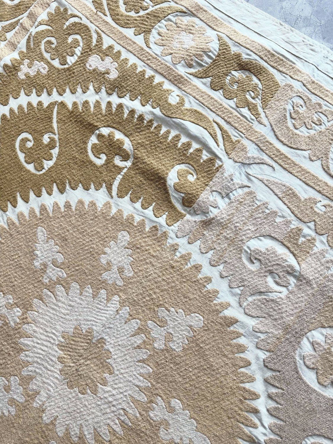 photo furniture Suzani wanddecoratie, neutraal beige Oezbeeks tafelkleed 152 x 152 cm