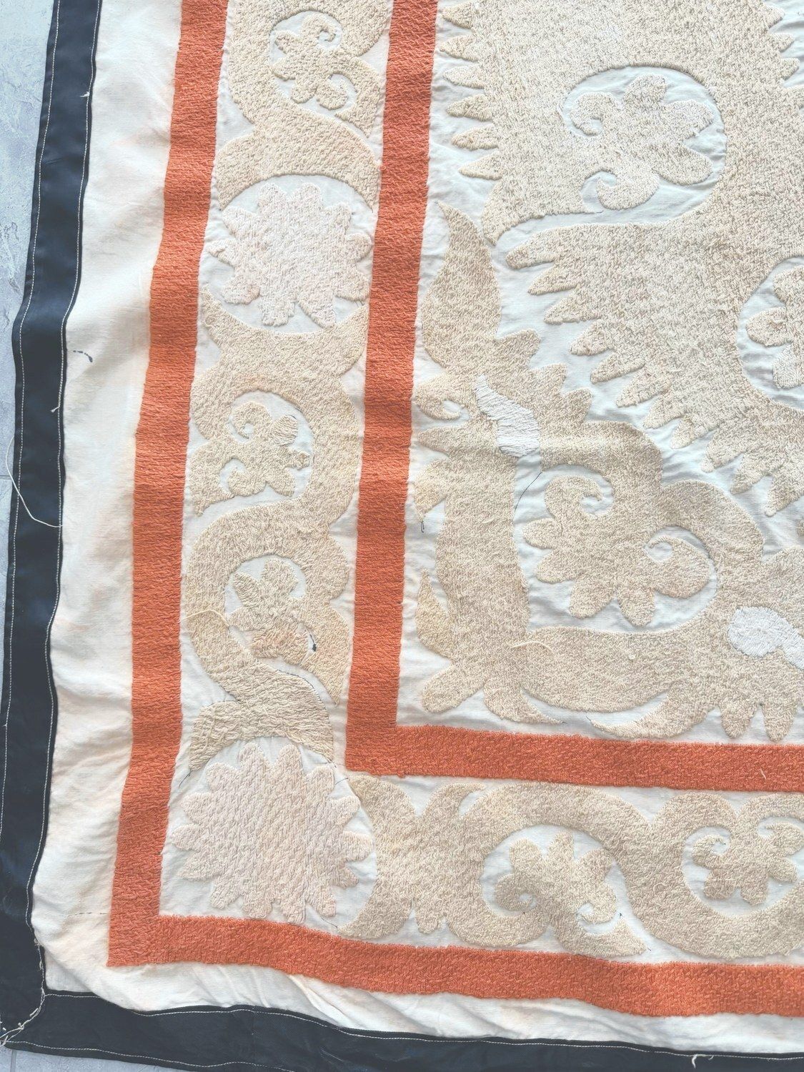 Met de hand geborduurd suzani wandkleed in neutrale beige tinten 152 x 154 cm photo Textiel