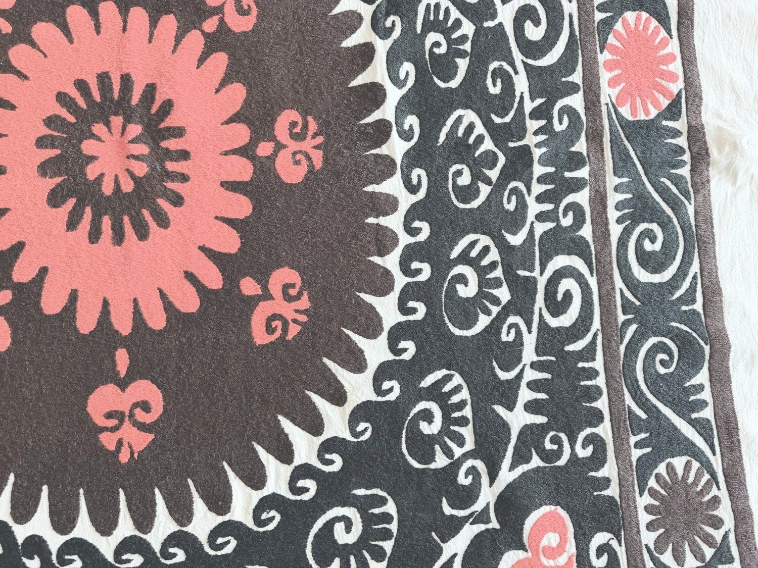 Nappe suzani vintage décorative d'Ouzbékistan, 158 x 162 cm photo vinterior