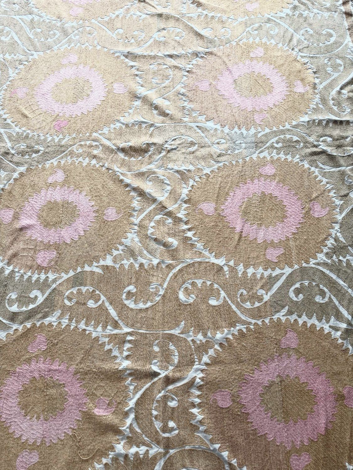 photo furniture Grande suzani brodée main, coloris beige neutre, 245 x 335 cm