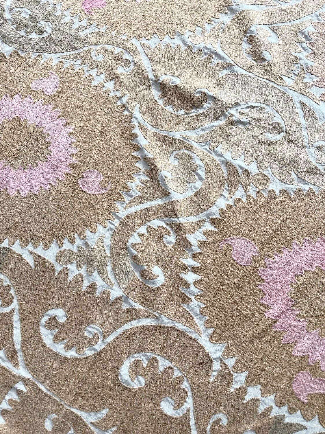 photo for sale Grande suzani brodée main, coloris beige neutre, 245 x 335 cm
