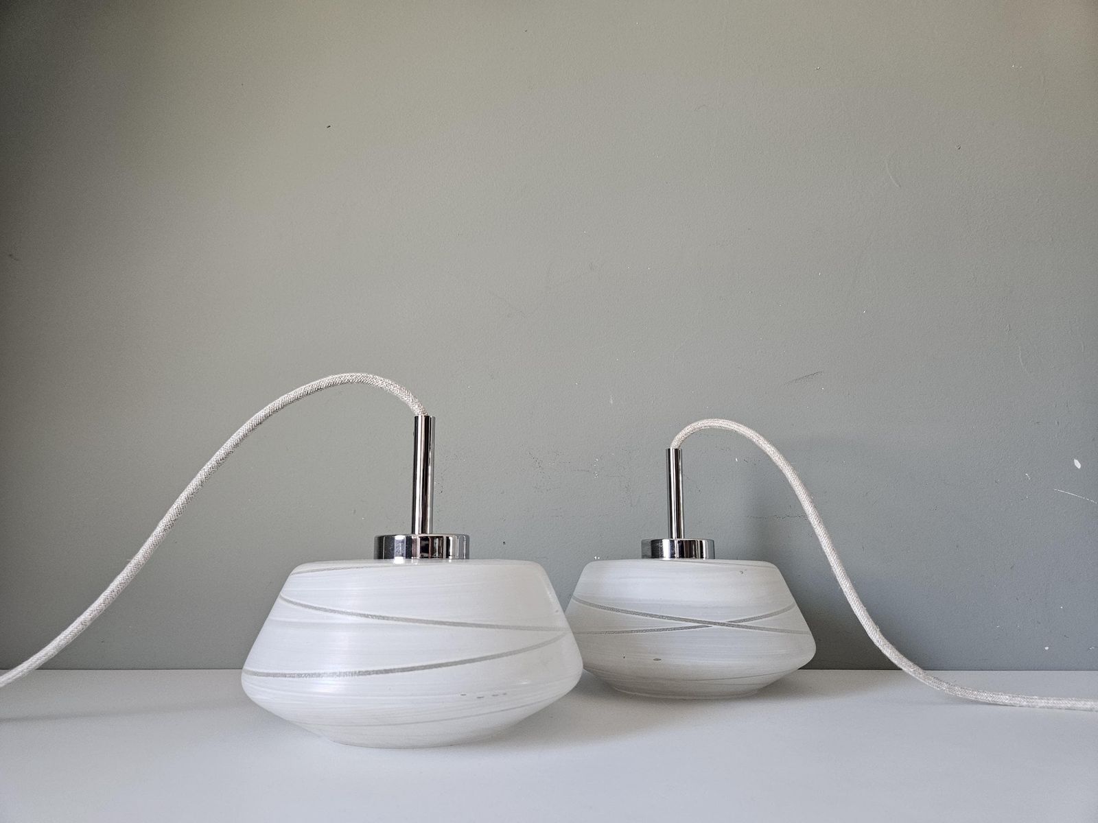 Set van twee vintage hanglampen | Mid-Century matglazen hanglampen | Keukeneilandverlichting