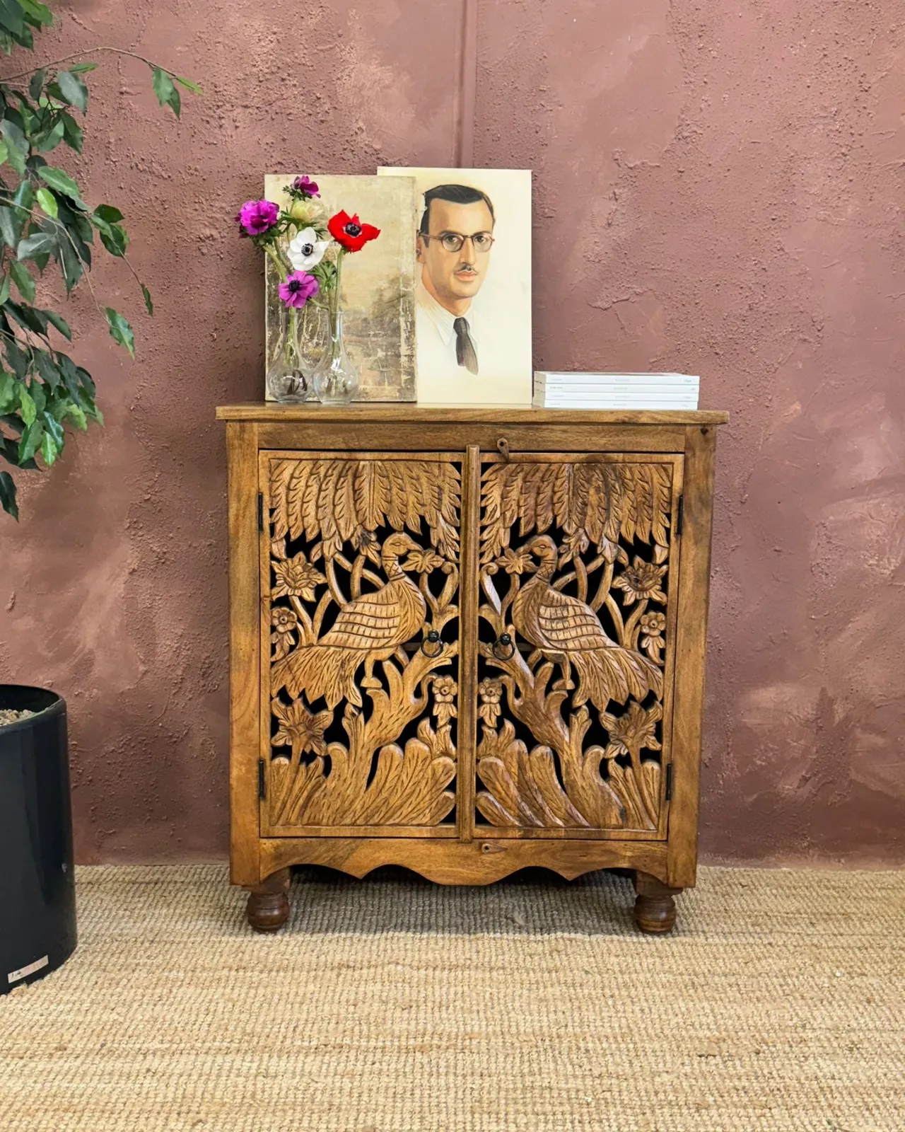 Met de hand vervaardigd dressoir van mangohout met twee deuren en pauwensnijwerk