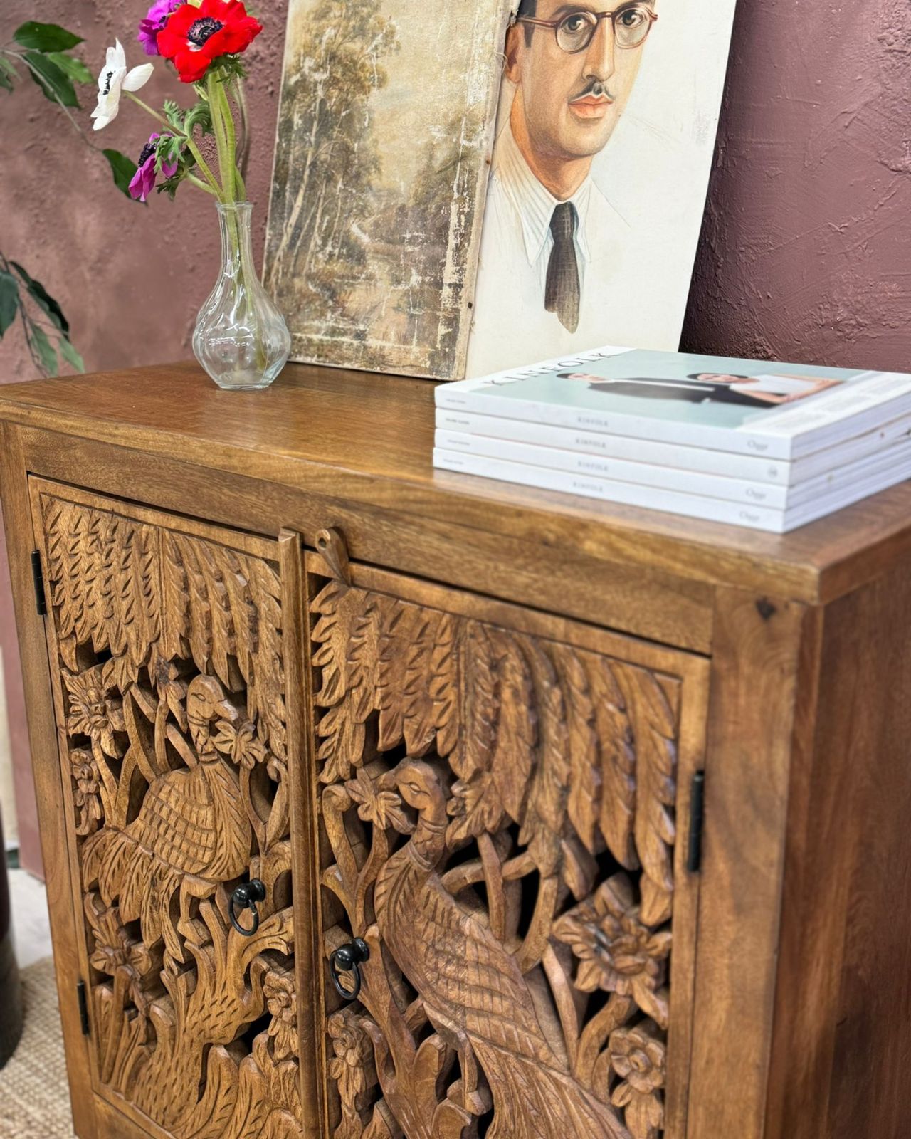 Met de hand vervaardigd dressoir van mangohout met twee deuren en pauwensnijwerk photo for sale