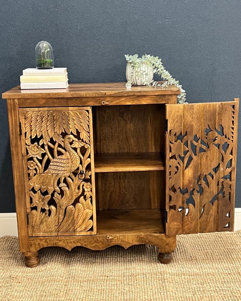 Met de hand vervaardigd dressoir van mangohout met twee deuren en pauwensnijwerk photo vinterior