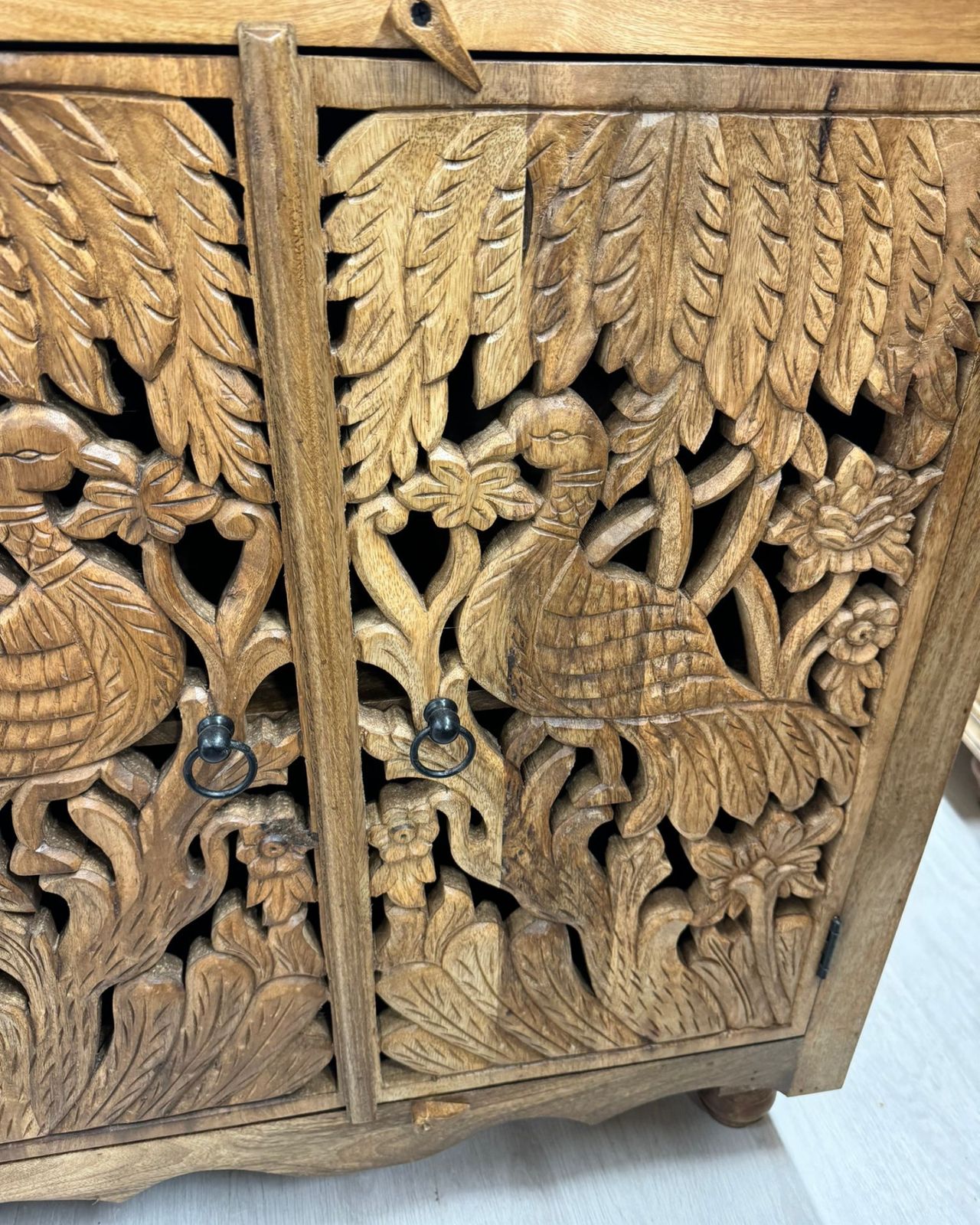 Met de hand vervaardigd dressoir van mangohout met twee deuren en pauwensnijwerk photo vintage