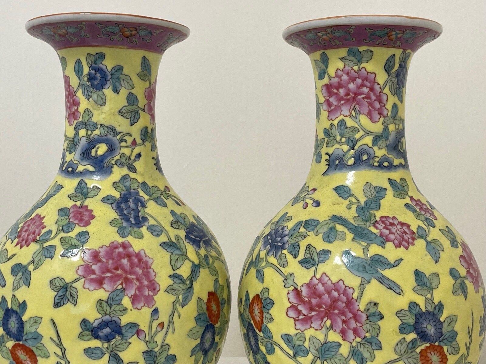 Paar 20e-eeuwse Chinese gele porseleinen vazen, roze chrysant en blauwe lotusbloem photo furniture