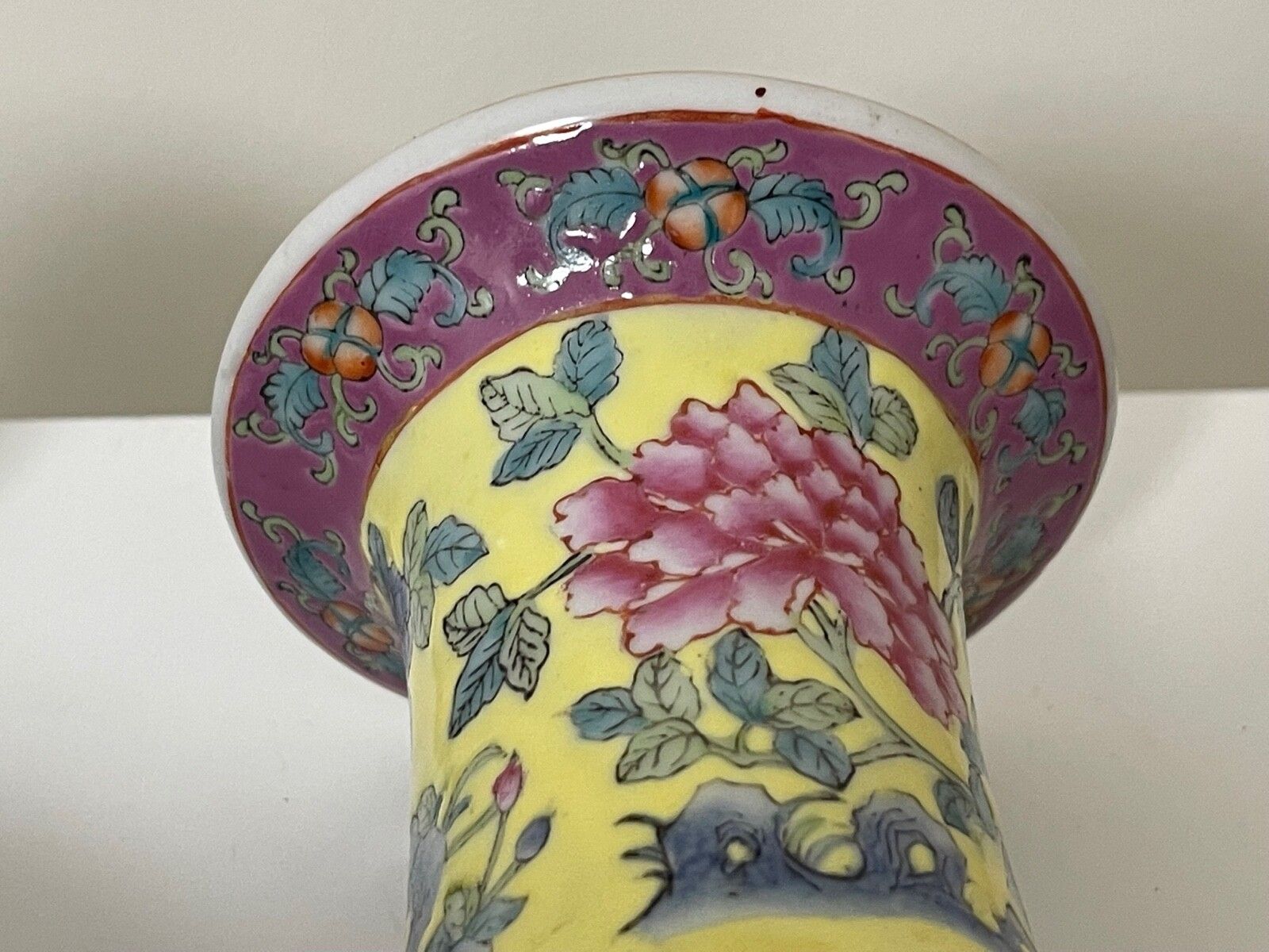 Paar 20e-eeuwse Chinese gele porseleinen vazen, roze chrysant en blauwe lotusbloem photo vinterior