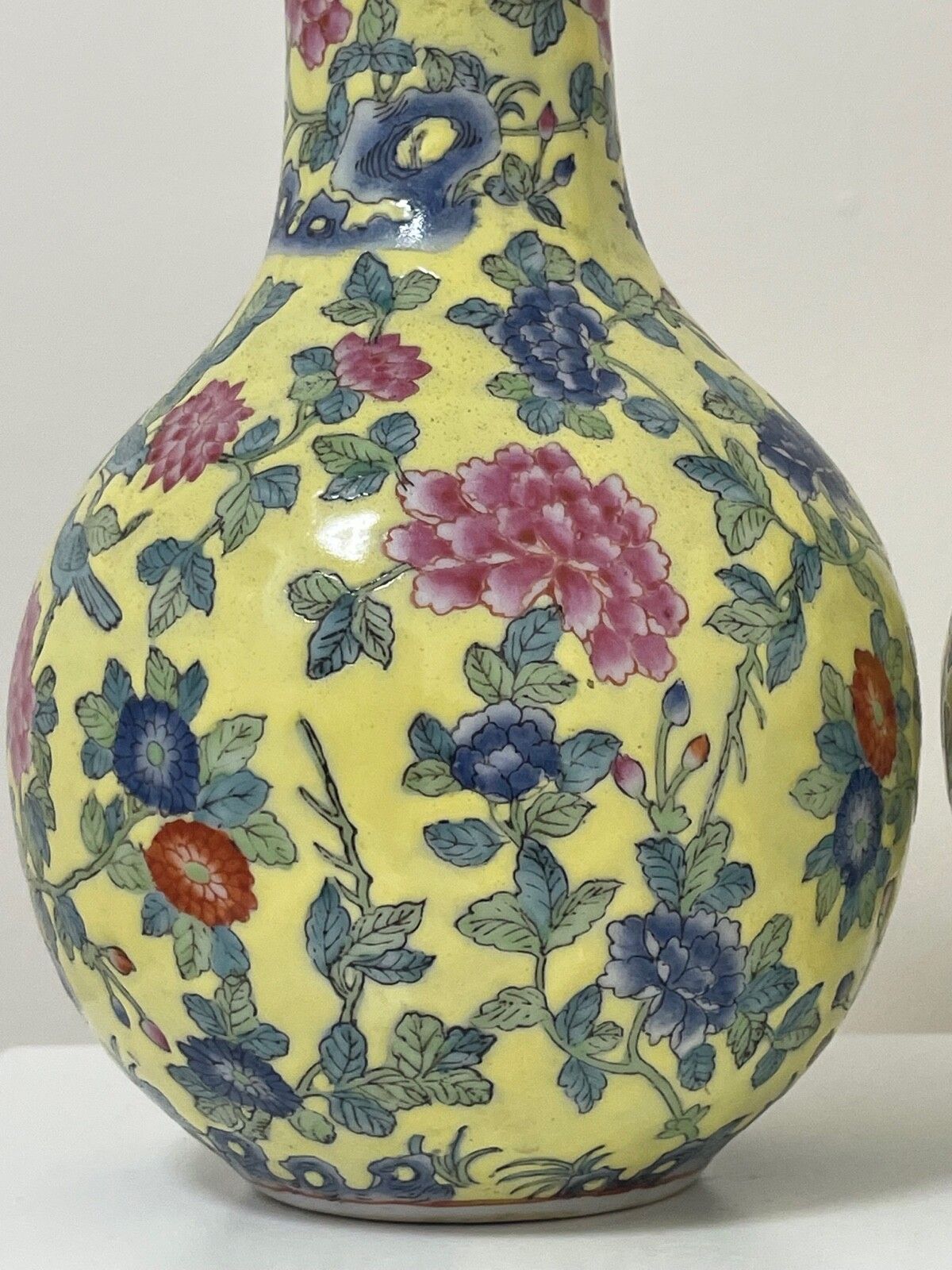 Paar 20e-eeuwse Chinese gele porseleinen vazen, roze chrysant en blauwe lotusbloem photo vintage