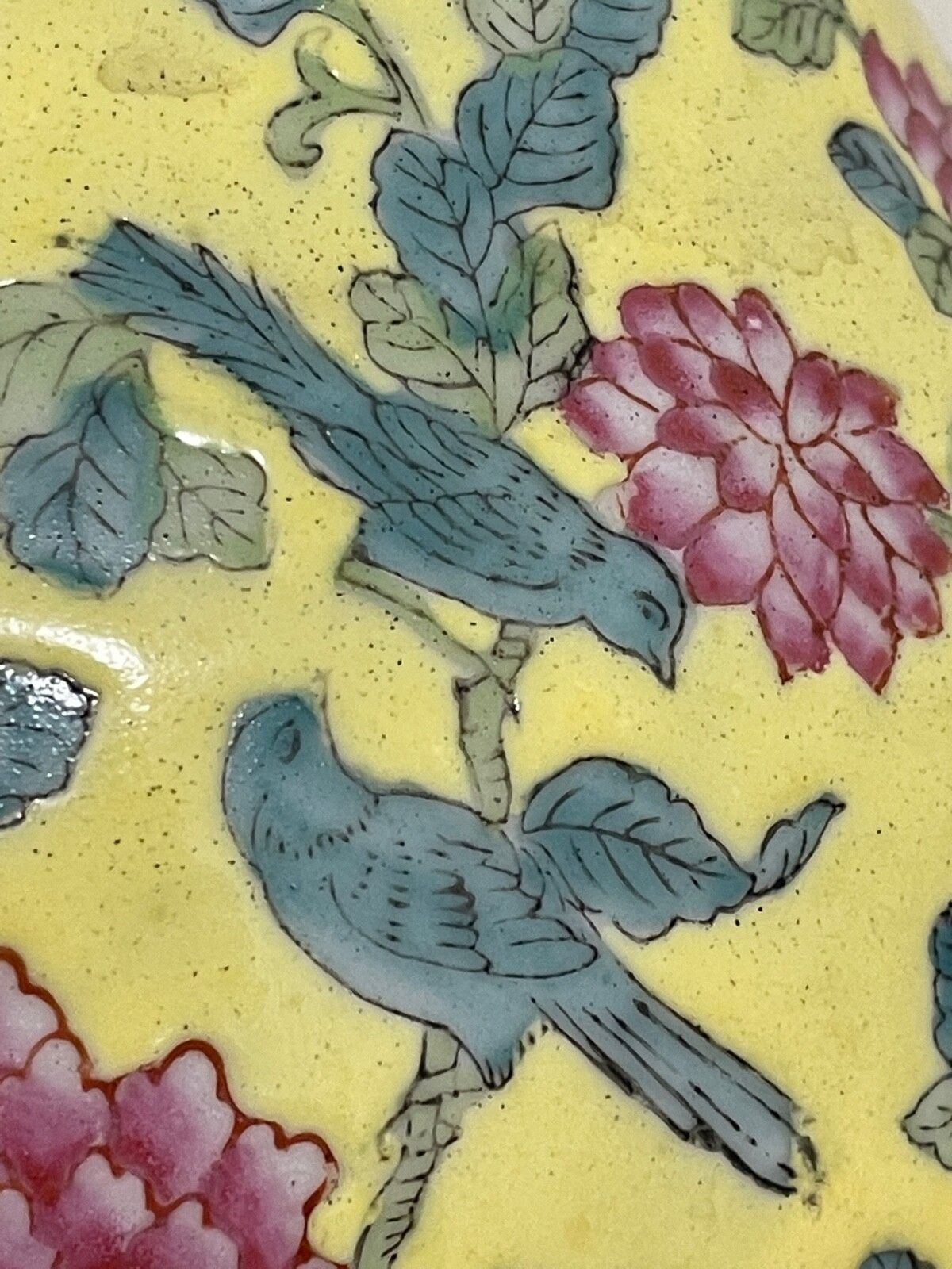 3000.0 Paar 20e-eeuwse Chinese gele porseleinen vazen, roze chrysant en blauwe lotusbloem photo