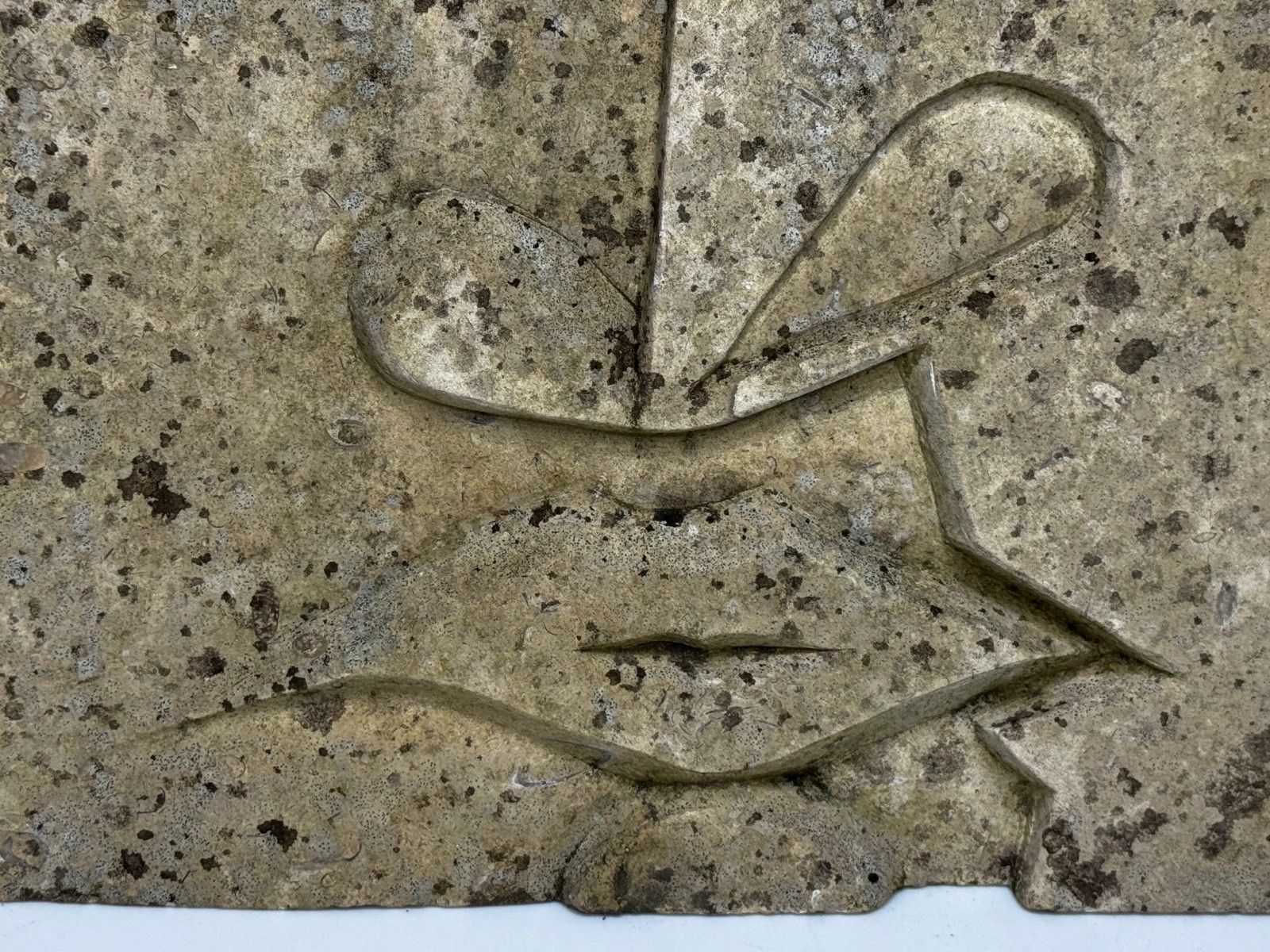 5000.0 Modernistisch kubistisch stenen gezichtsreliëf in de stijl van Picasso photo