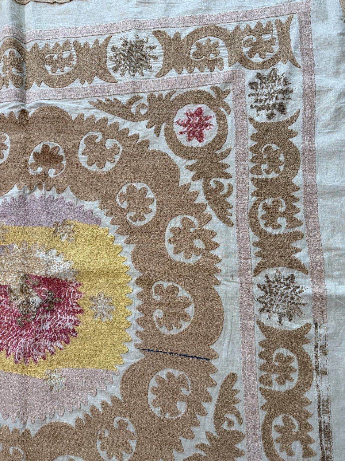 Boho bruinroze Centraal-Aziatische suzani wandkleed 123 x 125 cm photo vinterior
