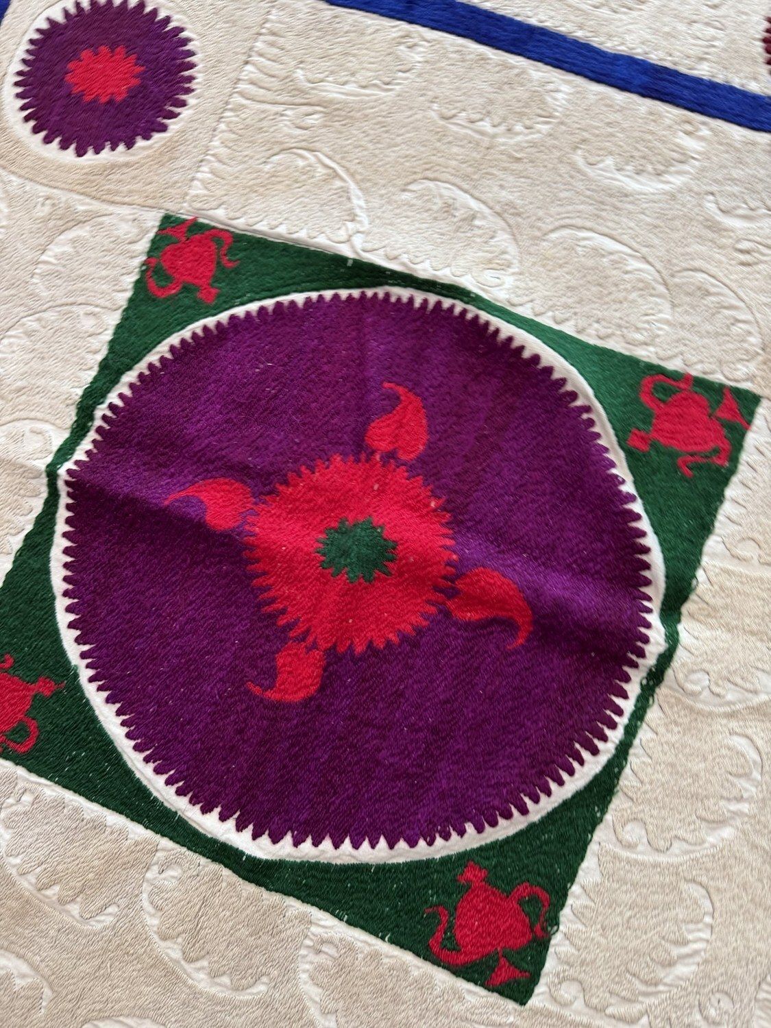 Hand Embroidered White Red Samarkand Suzani Tapestry 129 X 132 Cm photo vinterior