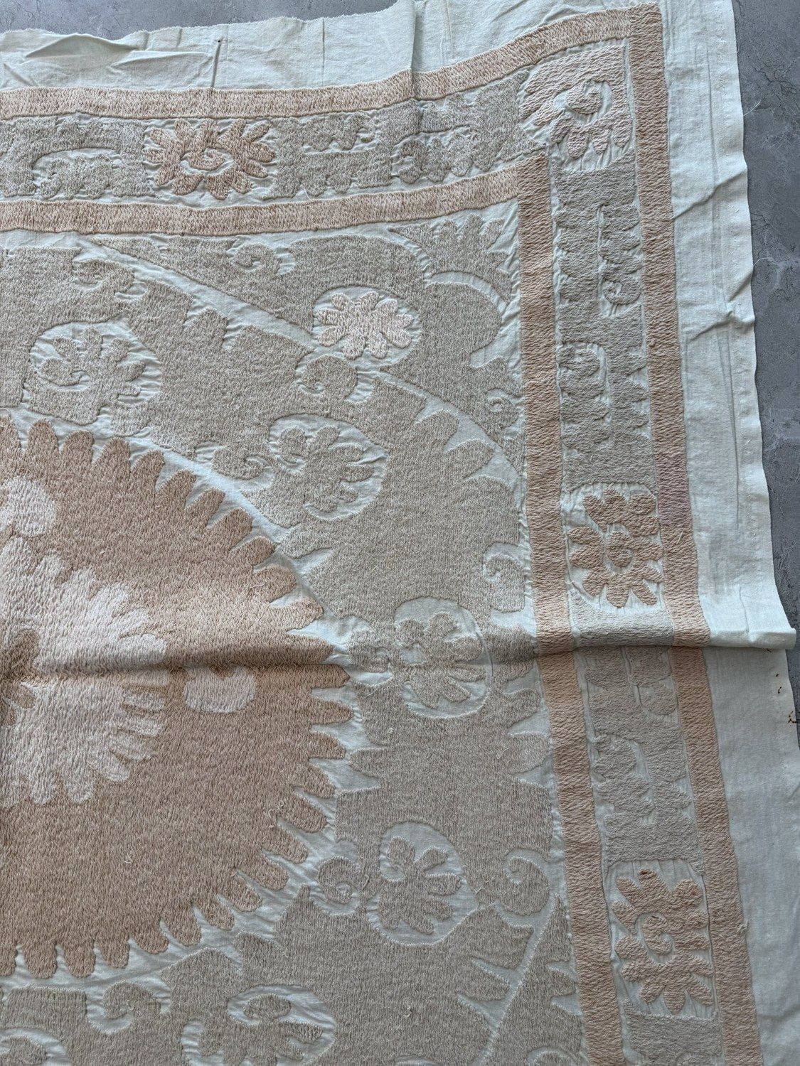 Hand Embroidered White Pink Samarkand Suzani Tapestry 131 X 133 Cm photo vinterior
