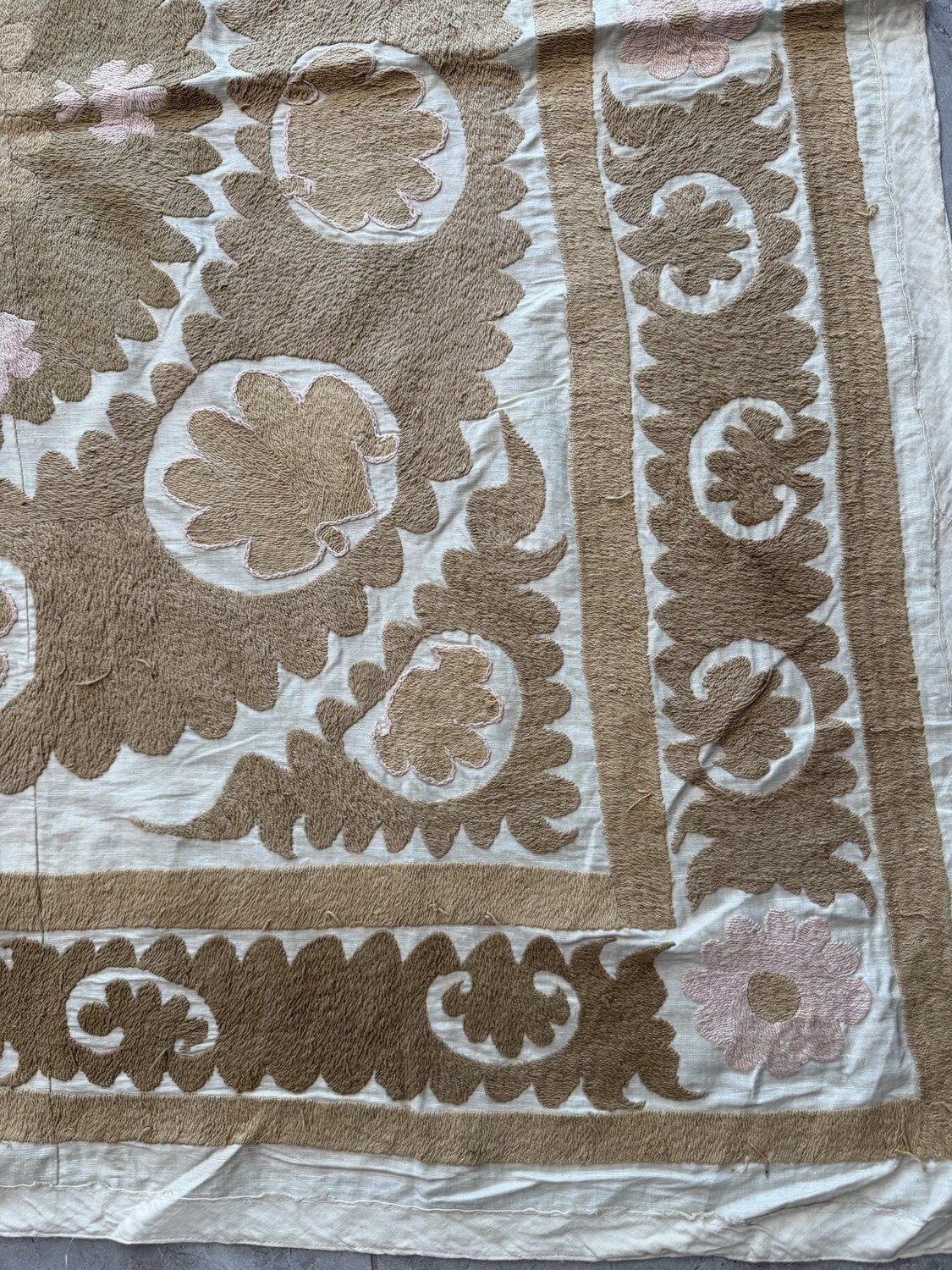 Vintage beige witte Oezbeekse Suzani wandkleed 132 x 138 cm photo for sale