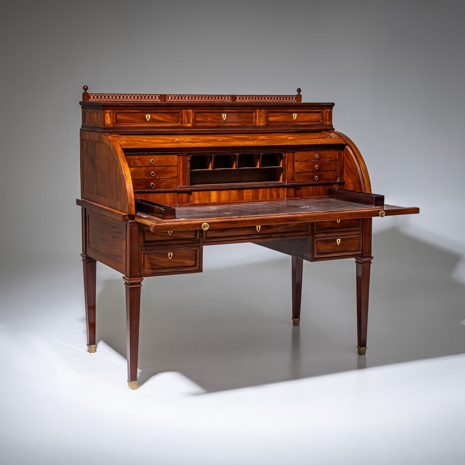 Louis XVI rolschrijfbureau in mahonie, ca. 1800