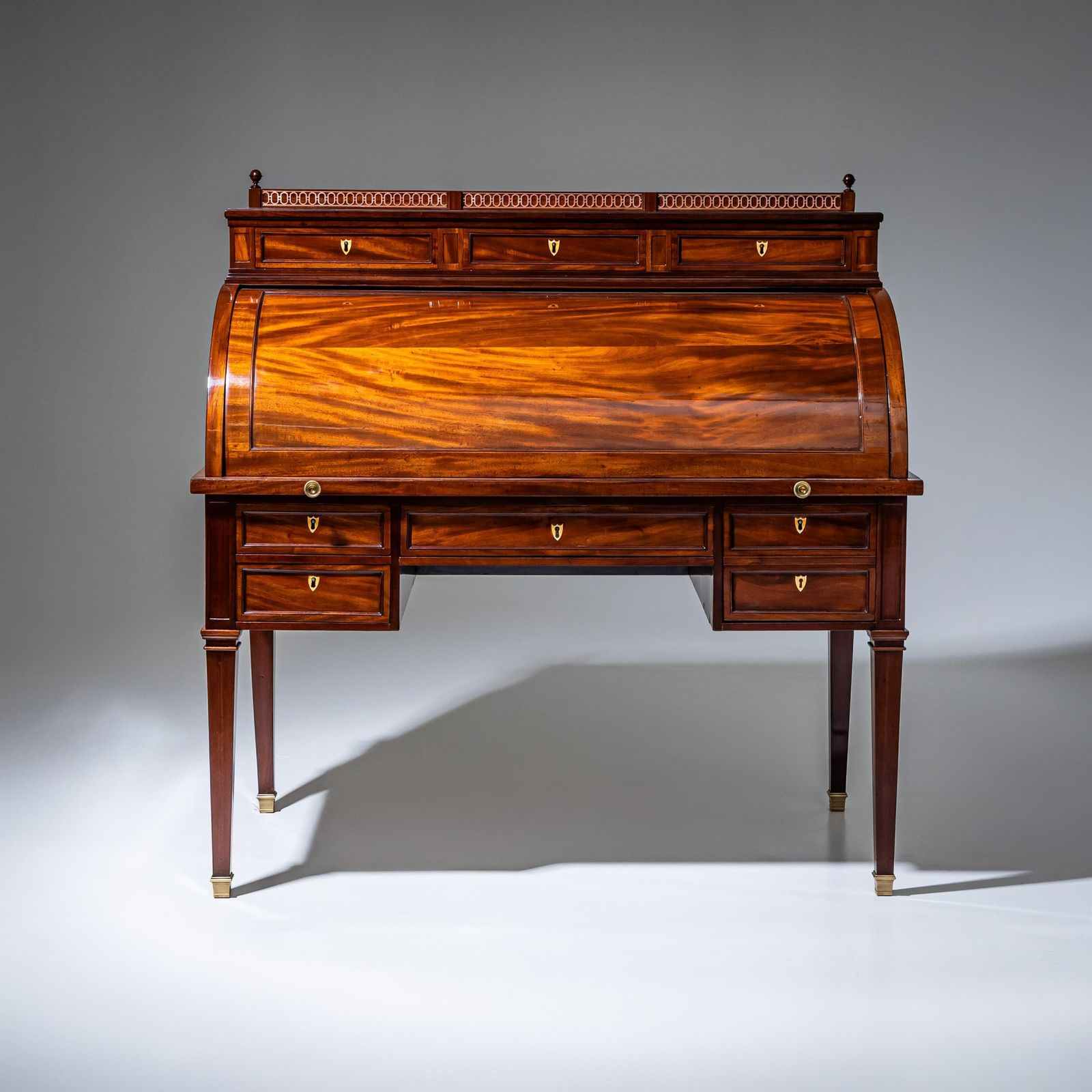 photo for sale Louis XVI rolschrijfbureau in mahonie, ca. 1800