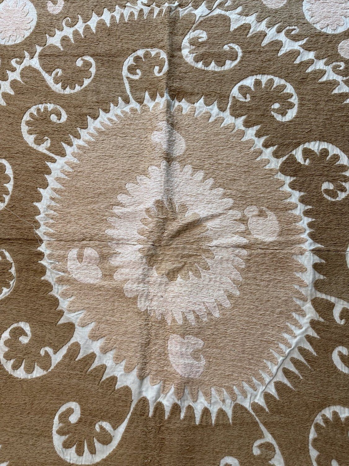 Boho bruine en witte Centraal-Aziatische suzani wandkleed 144 x 170 cm photo furniture
