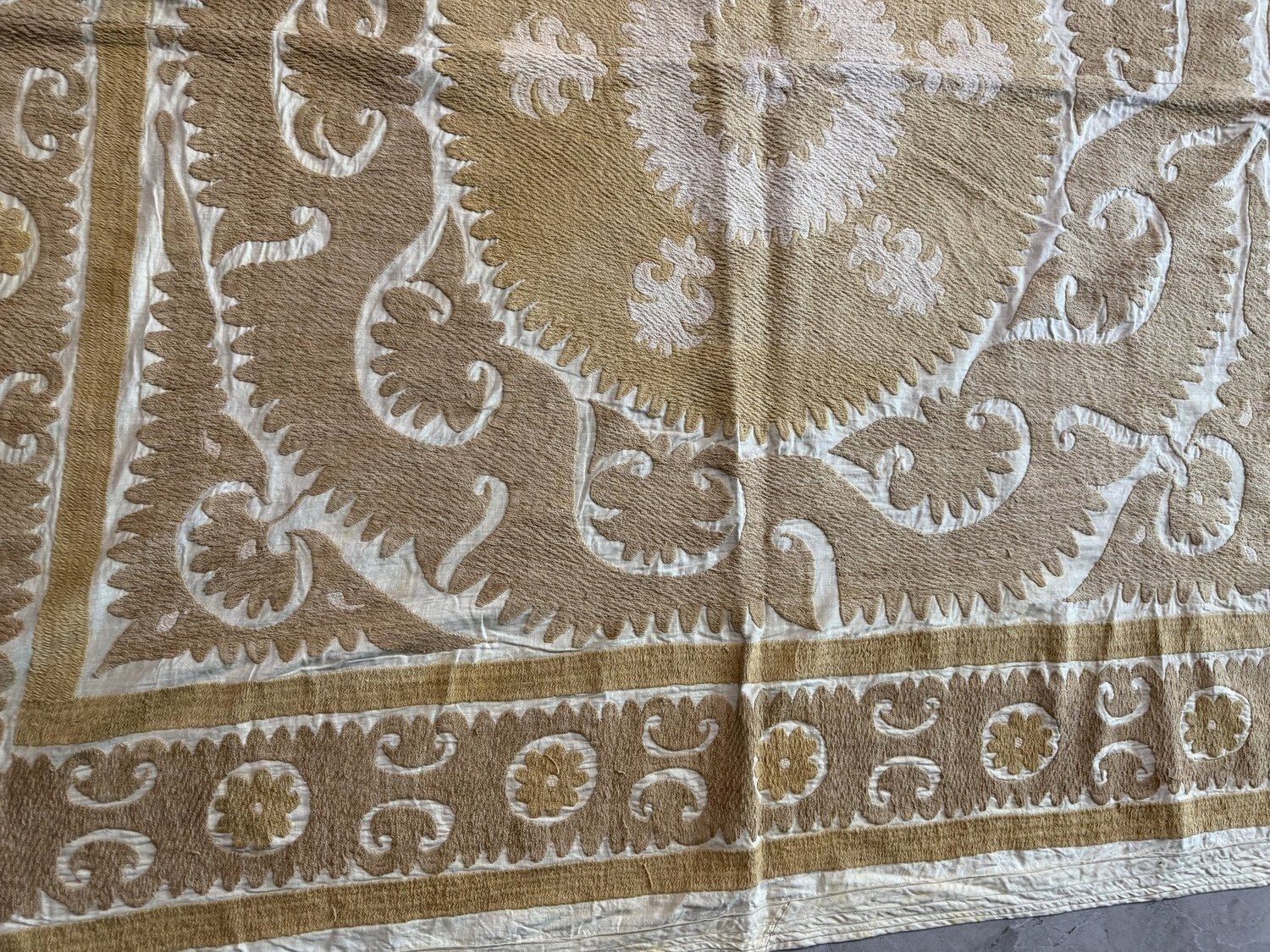Handgemaakte witte beige Oezbeekse suzani wandtapijt 145 x 156 cm photo vinterior
