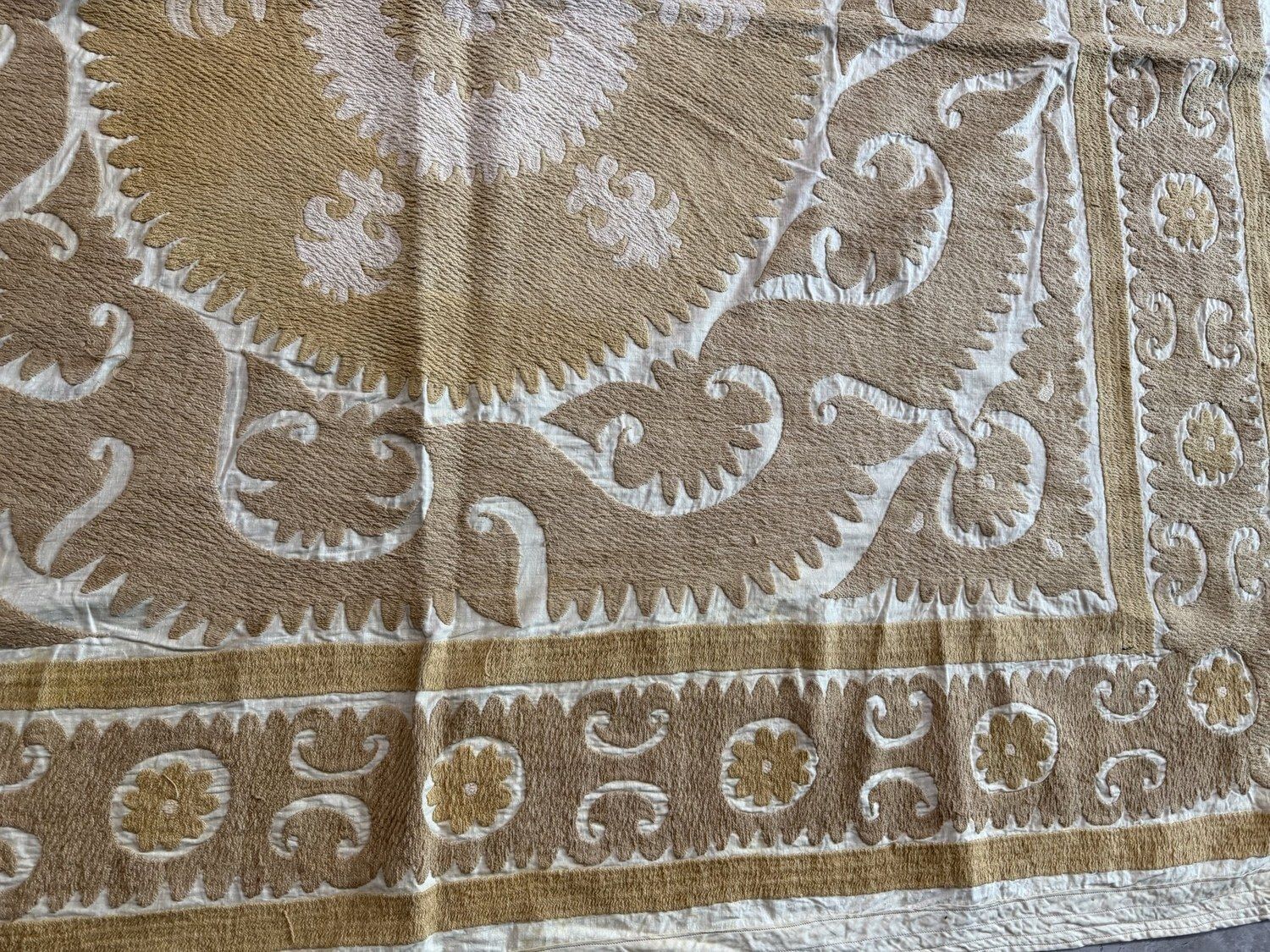 photo for sale Handgemaakte witte beige Oezbeekse suzani wandtapijt 145 x 156 cm