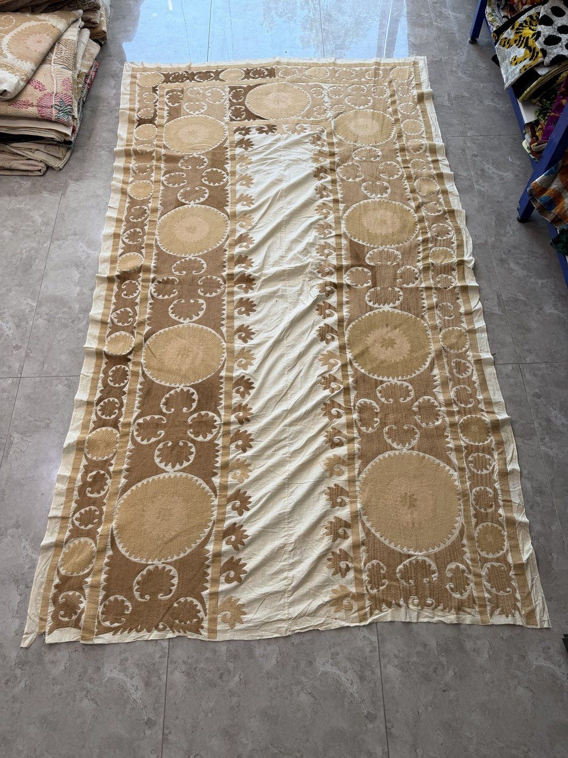 Handgeborduurd beige wit Samarkand Suzani tapijt 154 x 269 cm photo furniture