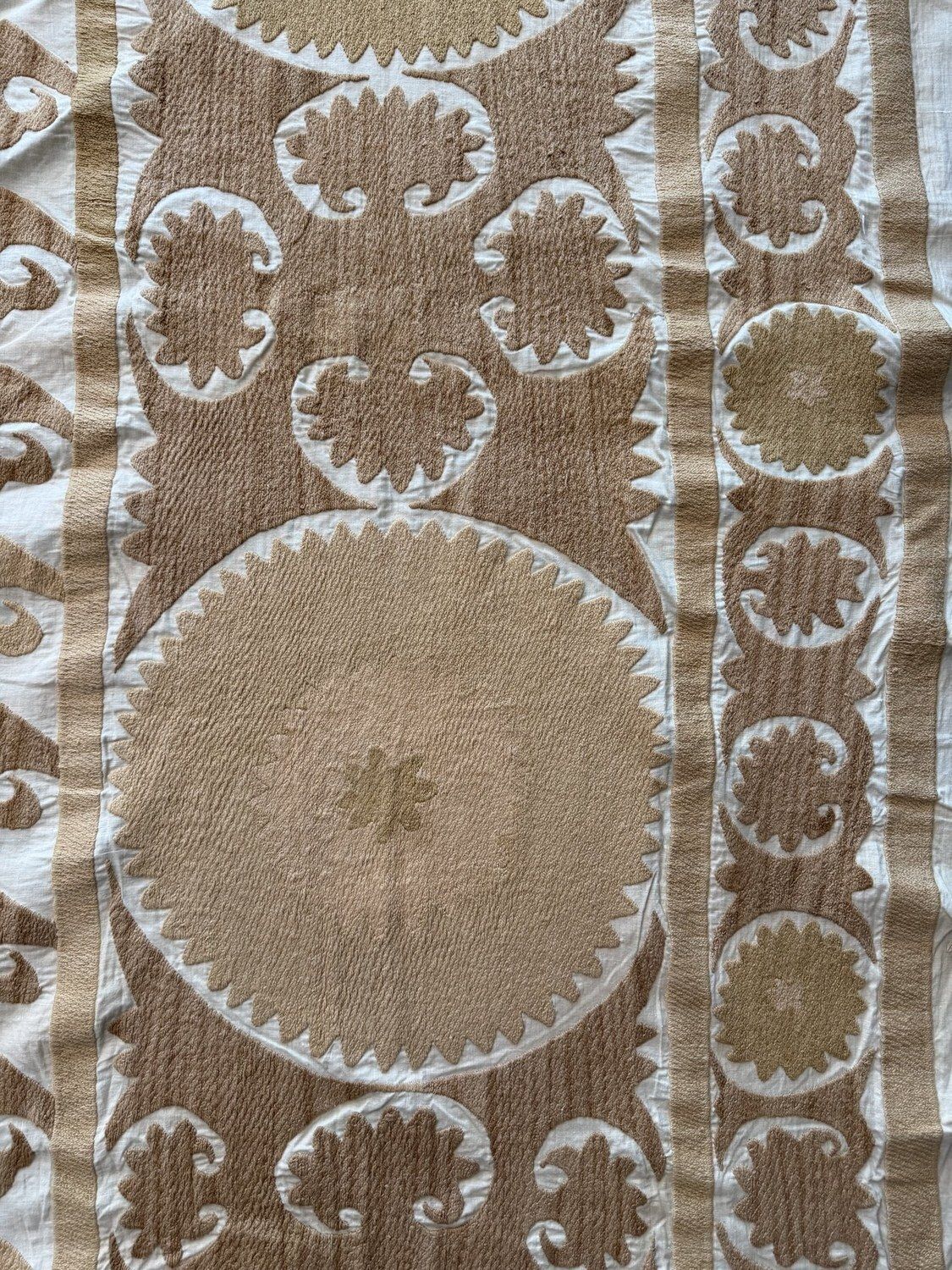 Handgeborduurd beige wit Samarkand Suzani tapijt 154 x 269 cm photo for sale