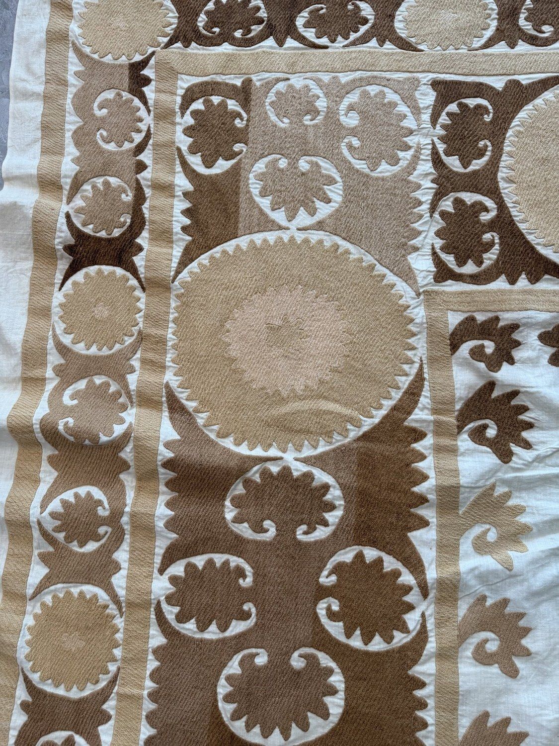 Handgeborduurd beige wit Samarkand Suzani tapijt 154 x 269 cm photo Textiel