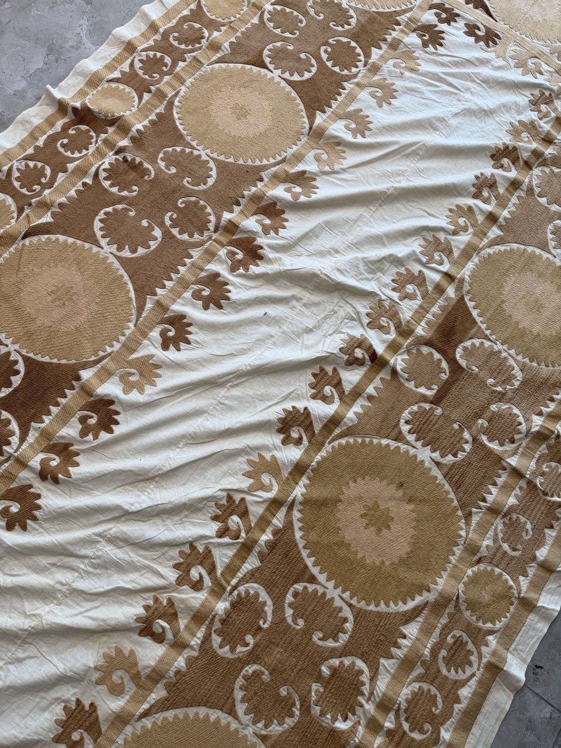 Handgeborduurd beige wit Samarkand Suzani tapijt 154 x 269 cm photo vintage