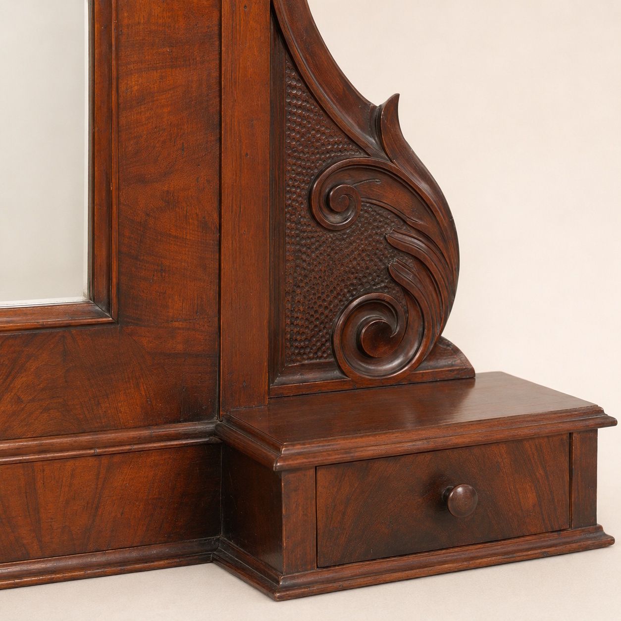 Italiaanse gesculpteerde walnoten toiletspiegel, 19e eeuw, label Cucchi & Sola photo furniture