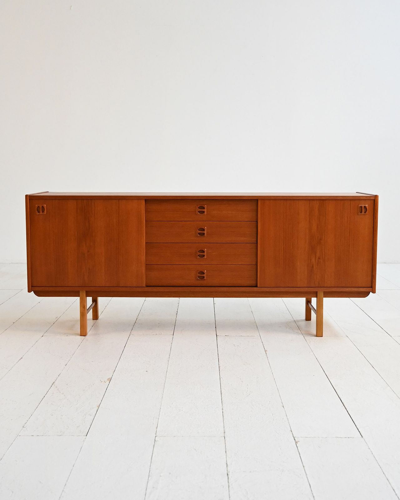 "Comet" Teakhouten Dressoir van Bogeryd, ca. jaren 1960 photo furniture