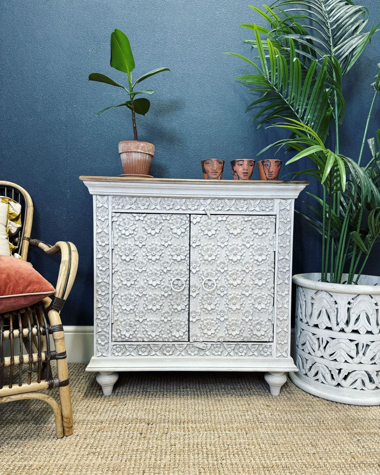 Dressoir met 2 deuren en fijn uitgesneden bloembladdecor