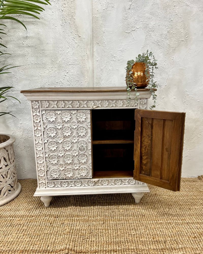 Dressoir met 2 deuren en fijn uitgesneden bloembladdecor photo for sale