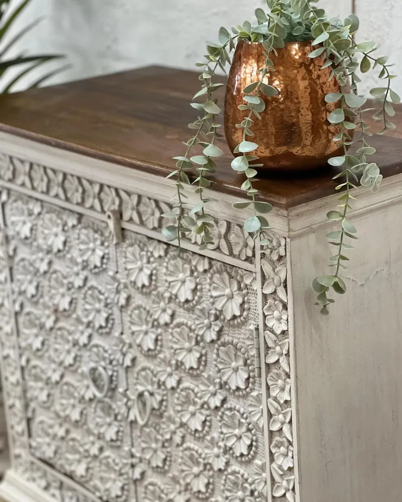 Dressoir met 2 deuren en fijn uitgesneden bloembladdecor photo 495.0