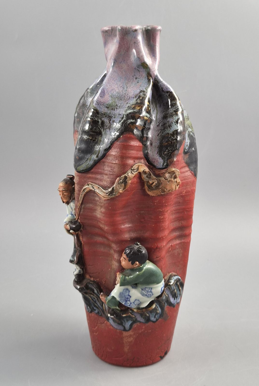 Japanse Sumida Gawa vaas, gesigneerd Ban Ni, wijze man en karako, lavendel flambé, Meiji ca. 1900 photo for sale