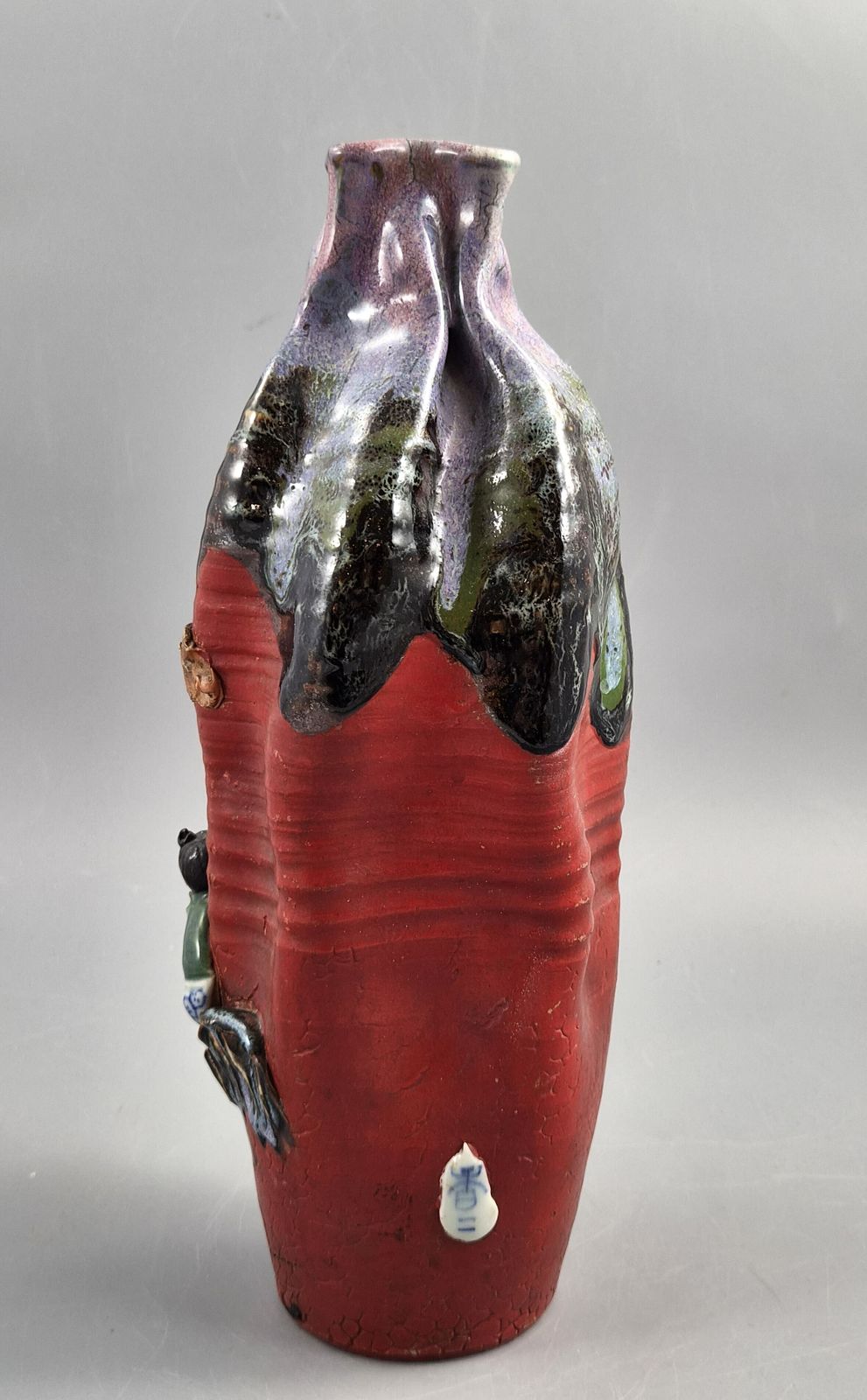 Japanse Sumida Gawa vaas, gesigneerd Ban Ni, wijze man en karako, lavendel flambé, Meiji ca. 1900 photo 900.0