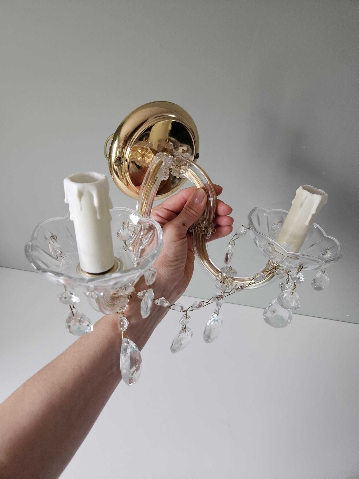 Vintage kristallen wandlamp, 2-armig, messing & glas, kaarslicht photo vinterior