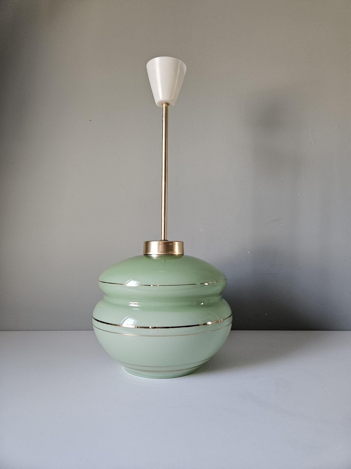 Vintage mintgroene glazen hanglamp – Mid-Century Modern messing plafondlamp photo furniture