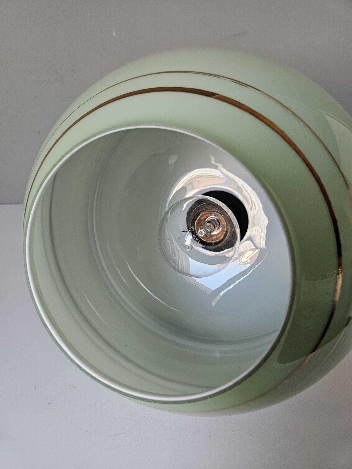 photo for sale Vintage mintgroene glazen hanglamp – Mid-Century Modern messing plafondlamp