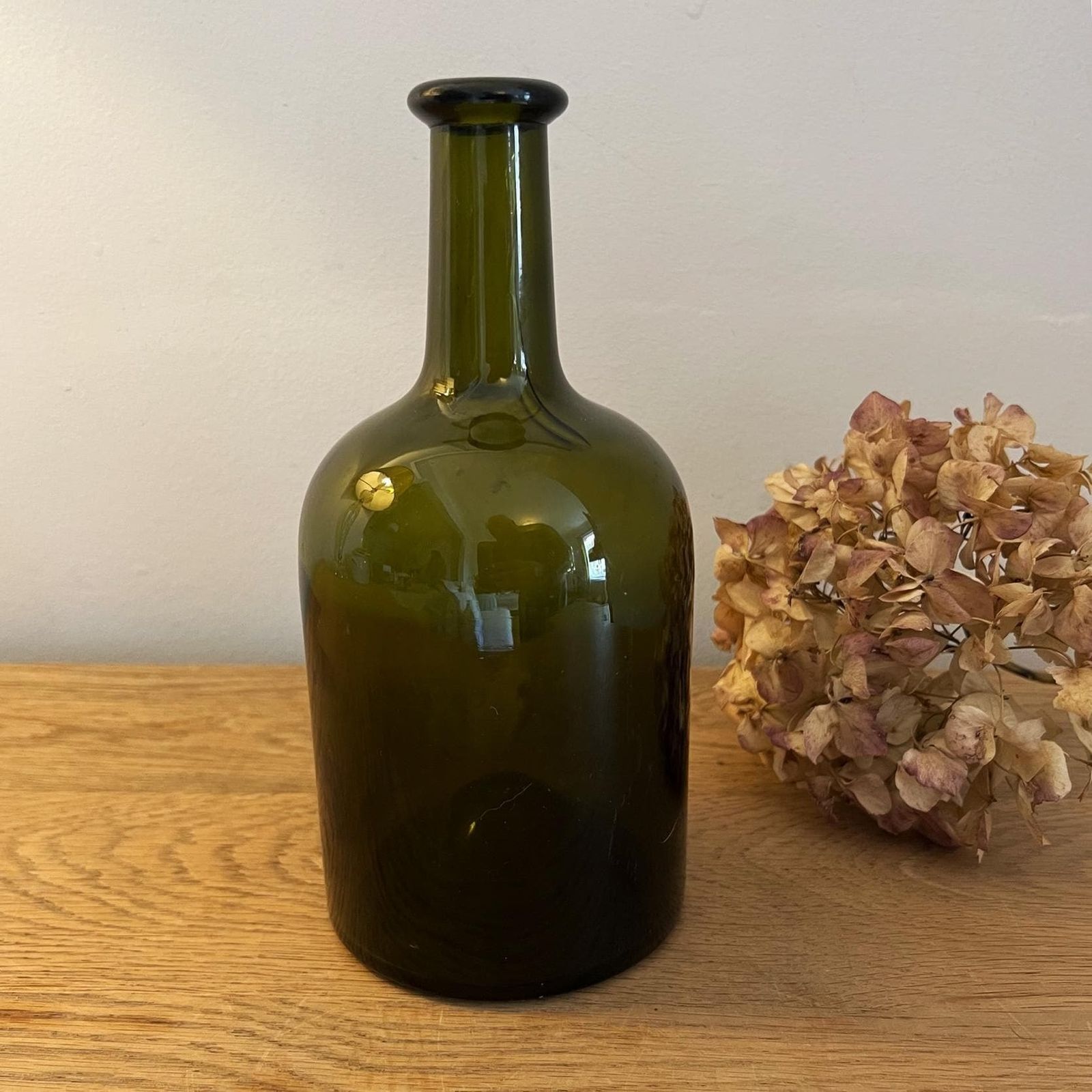 Antieke groene glazen mallet wijnfles