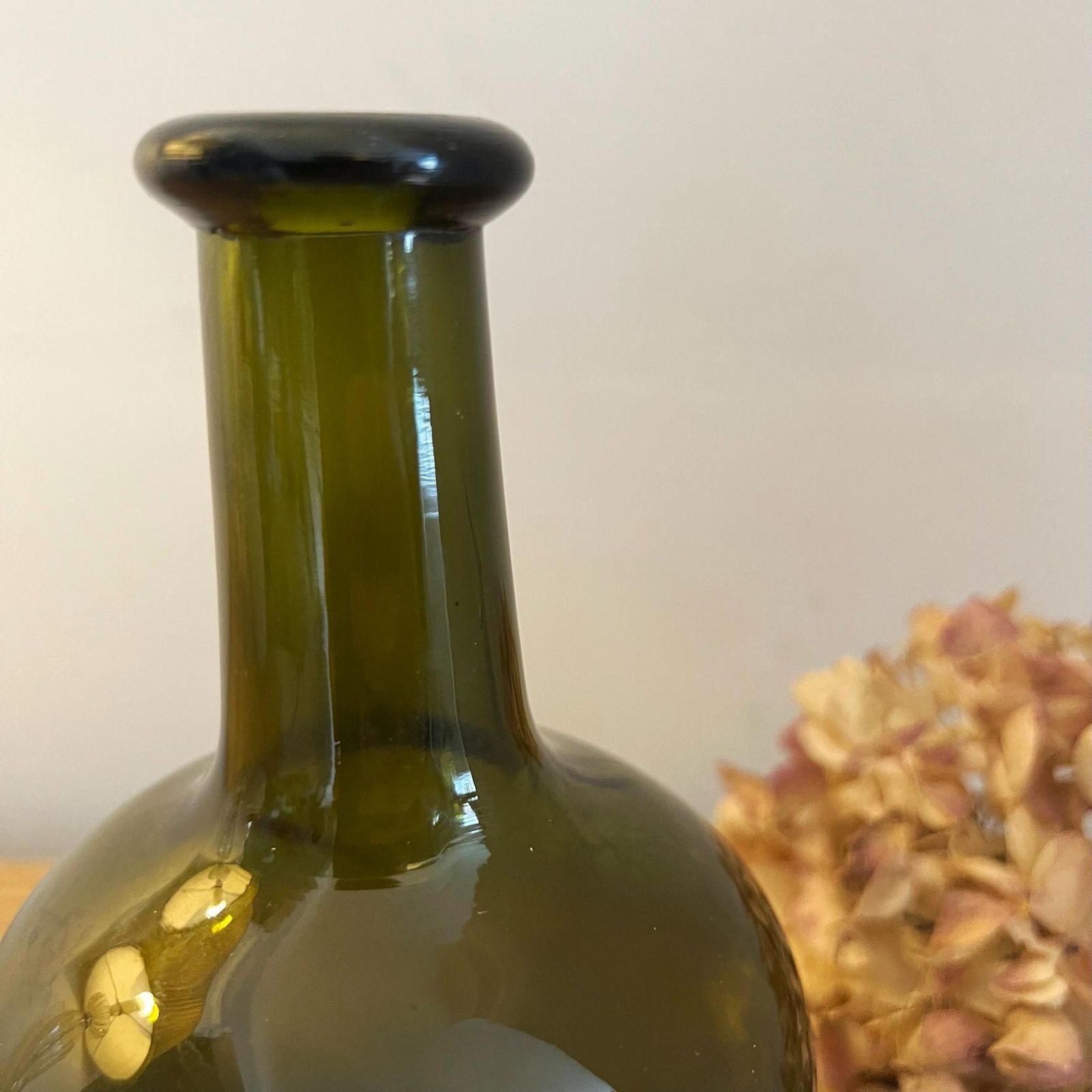 Antieke groene glazen mallet wijnfles photo vinterior