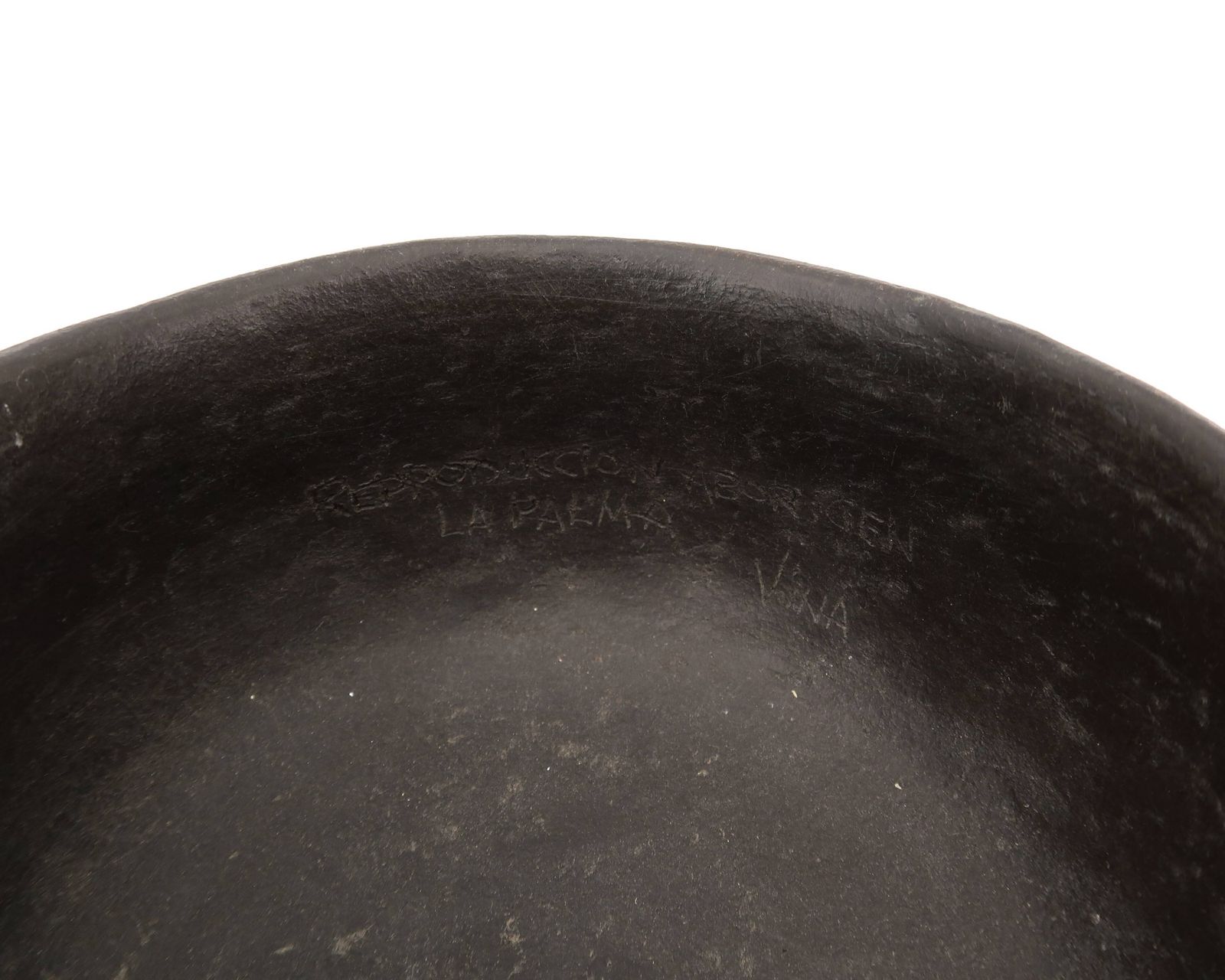 Zwart keramisch terracotta kruikje – Aboriginal, La Palma, Canarische Eilanden photo vinterior