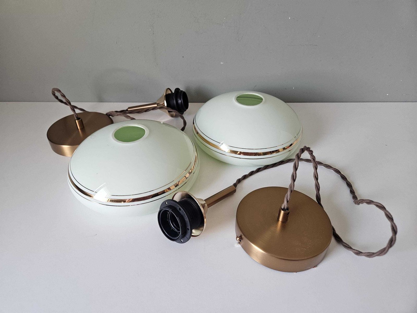 Een paar vintage mintgroene glazen hanglampen, mid-century messing accenten, set van 2 photo for sale