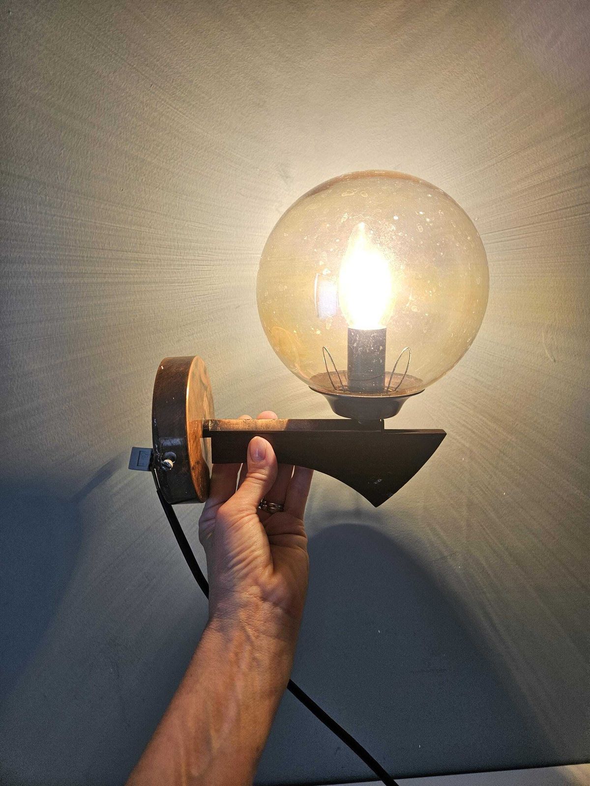 photo furniture Vintage wandlamp van koper en hout met amberkleurige glazen bol – Mid-Century Modern