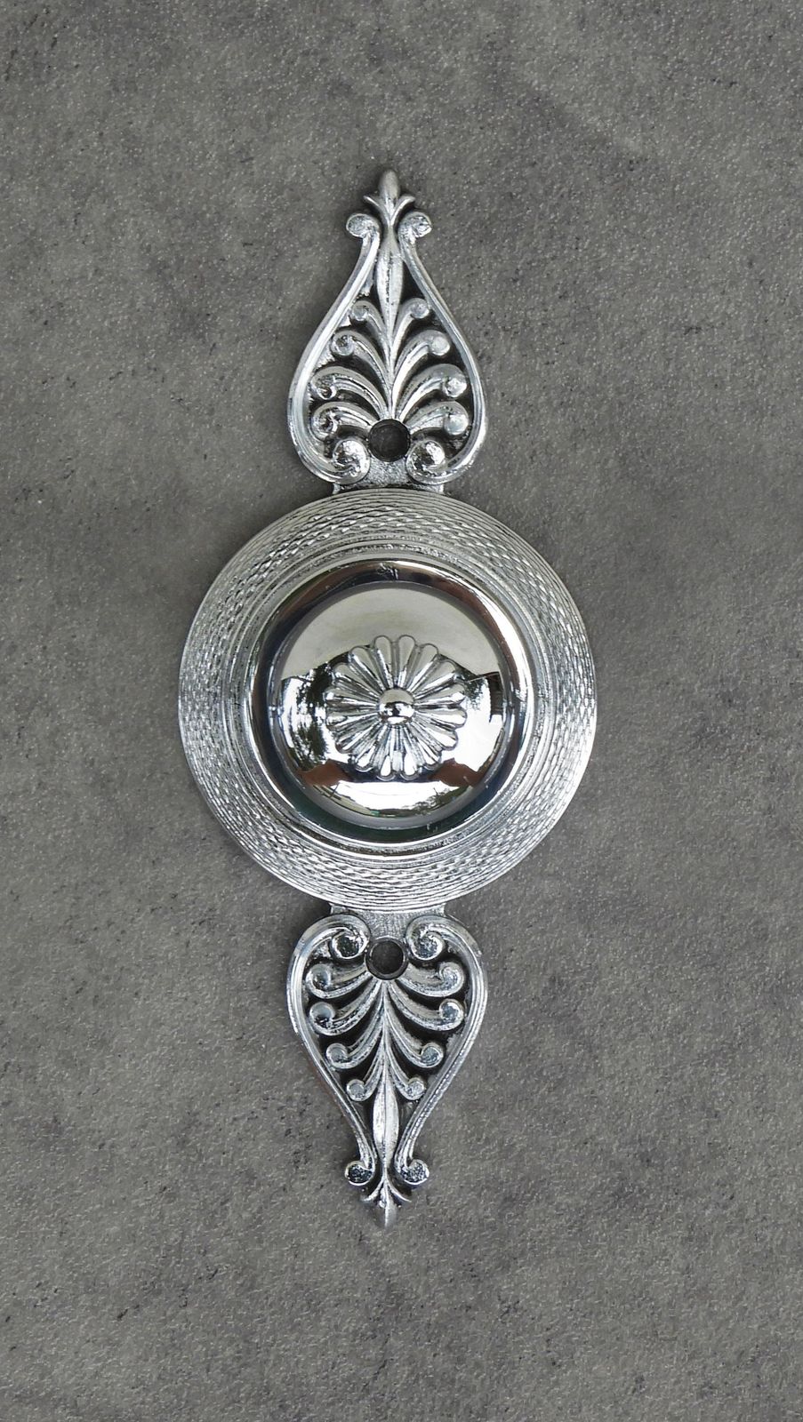 Patère de coiffeuse de style néoclassique français en chrome, vers 1970 - 3 pièces disponibles photo for sale