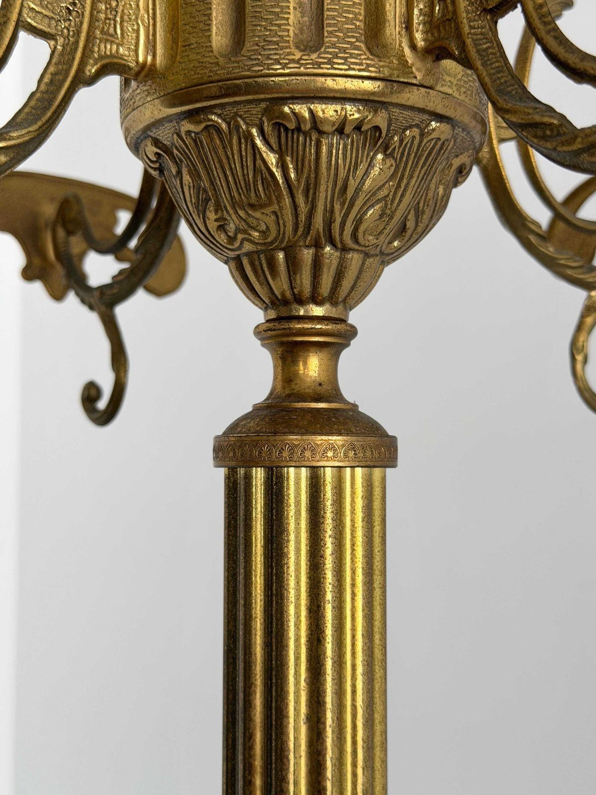 Italiaanse messing kapstok met onyx marmeren middenstuk, draaiende kroon en decoratieve halsboom photo vintage