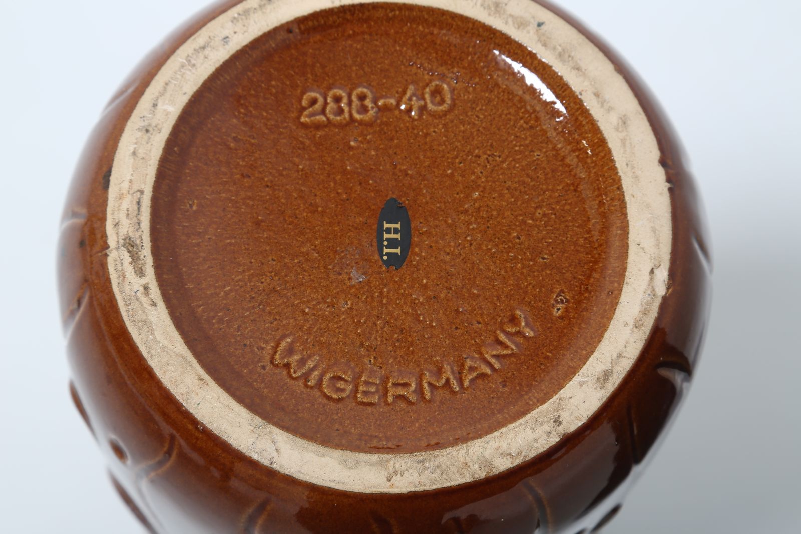 Vase de sol mid-century en céramique à décor en relief, Allemagne de l'Ouest, années 1960. photo vinterior